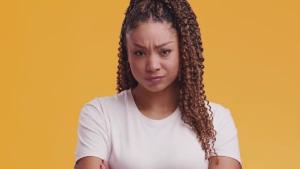 Giovane scontroso offeso donna afro-americana guardando la fotocamera con le braccia incrociate e scuotendo la testa in rifiuto - Filmati, video