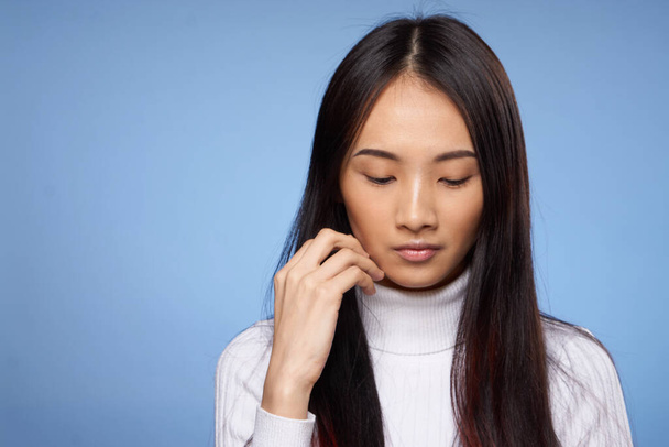 brunette aasialainen koskettaa kasvot käsin meikki malli valkoinen pusero - Valokuva, kuva