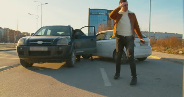 Zwei unglückliche Unbekannte verunglücken bei Autounfall - Filmmaterial, Video
