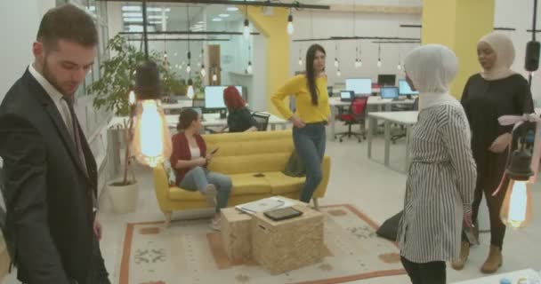Kollégák együtt dolgoznak az irodában állva - Felvétel, videó