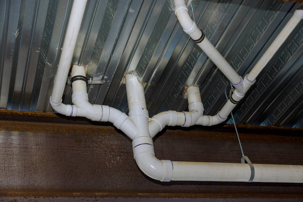 Sistema de desagüe de tubería de PVC en bruto completado en gran complejo de apartamentos completo - Foto, Imagen