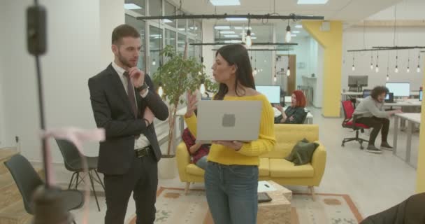 Kollégák együtt dolgoznak az irodában állva - Felvétel, videó
