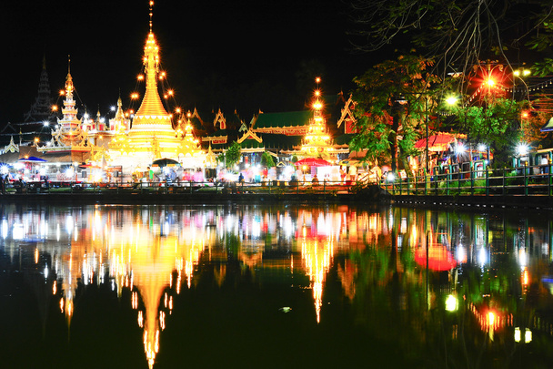 Wat Jong Klang templo refletido na lagoa Nong Jong Kham em Ma
 - Foto, Imagem