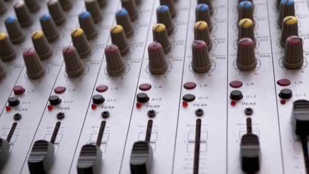 Professionele mixer met digitaal audiosysteem, knoppen, sliders geluidsproductie - Video