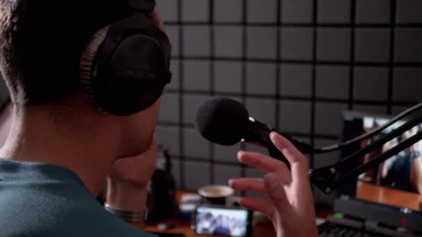 Erkek Blogcu Profesyonel Mikrofon, Kulaklık kullanarak Abone Olarak Konuşuyor. - Video, Çekim
