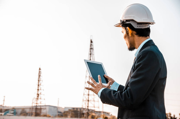 stavební inženýr drží a používá digitální tablet na staveništi. - Fotografie, Obrázek