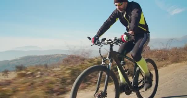 Vezető kerékpáros lovaglás egy úton a hegyekben - Felvétel, videó
