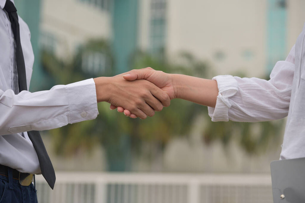 Mężczyźni i kobiety uścisk dłoni udanego partnerstwa biznesowego, Koncepcja uścisk dłoni - Zdjęcie, obraz