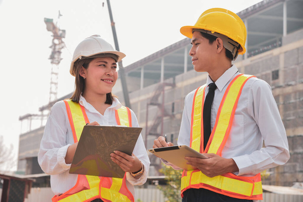 Conversa feliz entre trabalhadores da construção masculina e feminina - Foto, Imagem