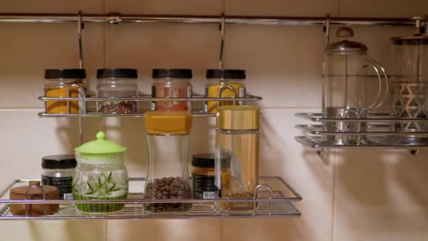 Veel glazen kruidenpotten, keukengerei, gelegen in het keukenreling systeem - Video