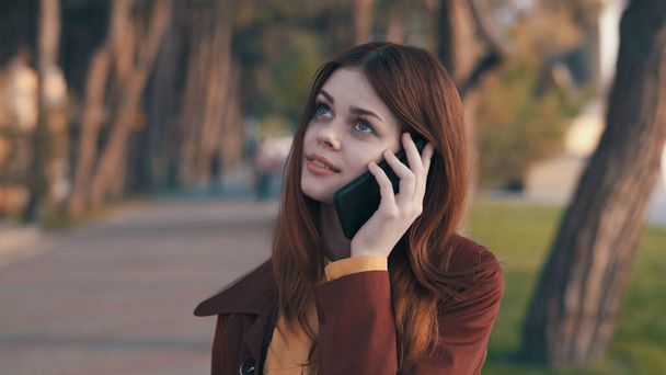 nő szabadban a parkban beszél telefonon séta - Fotó, kép