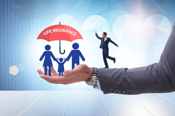 Концепция страхования жизни с семьей под зонтиком - Фото, изображение