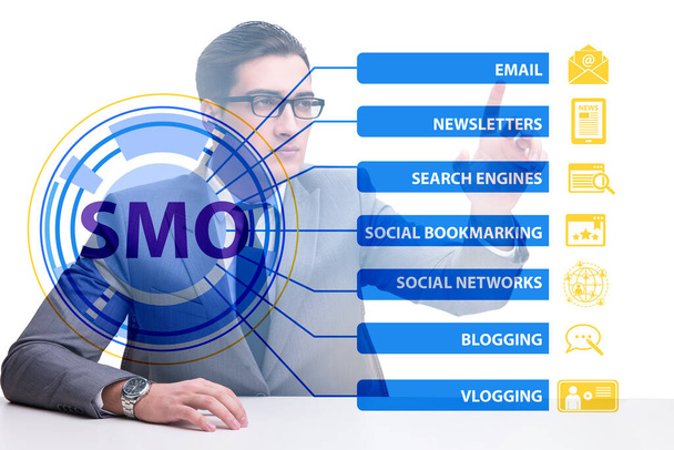 Social media optimalisatie concept met zakenman - Foto, afbeelding