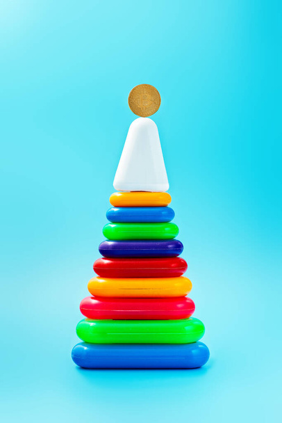 Bitcoin-Pyramide. Bitcoin-Konzept auf Kinderspielzeug-Pyramide - Foto, Bild