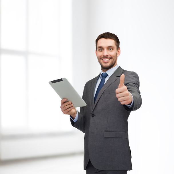 Smiling buisnessman with tablet pc computer - Foto, Imagen