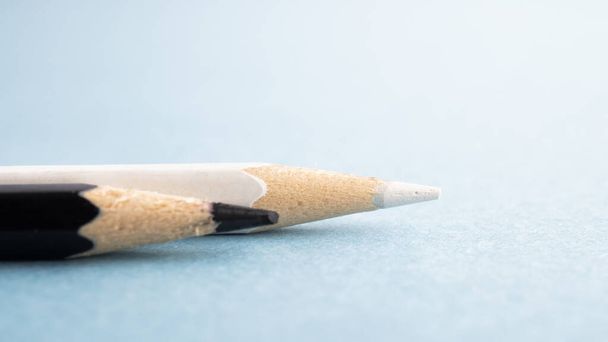 Schwarz-Weiß-Bleistifte. Bleistifte gespitzt. scharf geschärfte Bleistifte - Foto, Bild