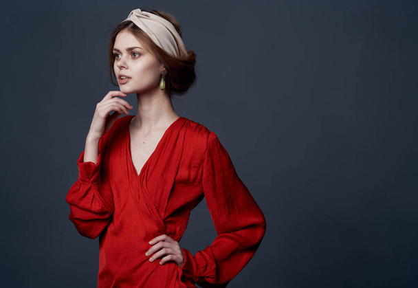 Žena v červených šatech elegantní styl šperky luxusní etnicity - Fotografie, Obrázek