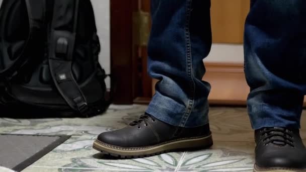 Pieds Homme en Cuir Bottes, Chaussures, Jeans Bleu avec un Sac à Dos. 4K - Séquence, vidéo