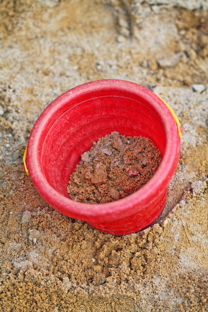 seau rouge dans le bac à sable
 - Photo, image