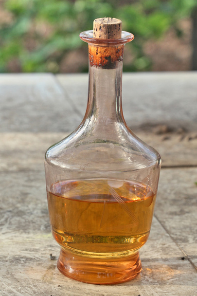 Une bouteille avec un grand verre
 - Photo, image