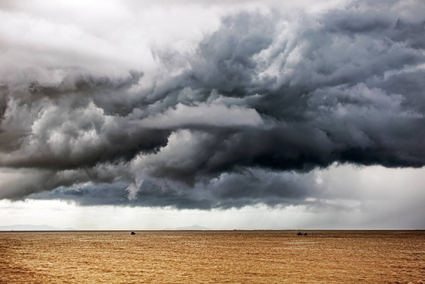 Tormenta nublada en el mar antes de lluvias y tormentas nublan sobre el mar. Temporada del monzón - Foto, imagen