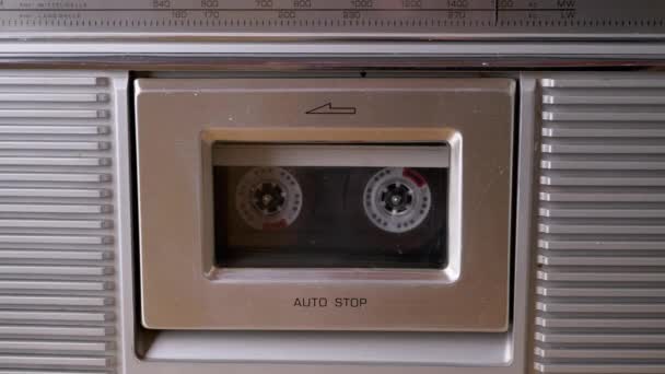 Szybko otwórz i zamknij zabytkowy magnetofon ze starą kasetą z lat 90-tych. 4K - Materiał filmowy, wideo