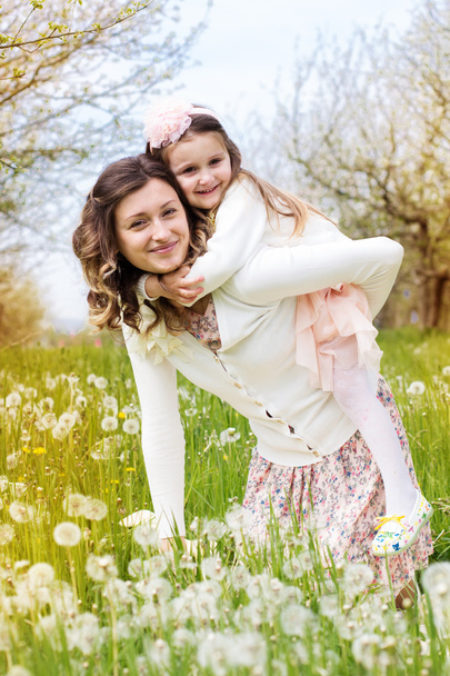 Mother and daughter in field with dandelions - Foto, Imagem