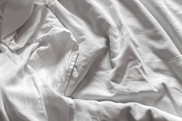 Vista superior de um lençol bagunçado após o sono da noite. - Foto, Imagem