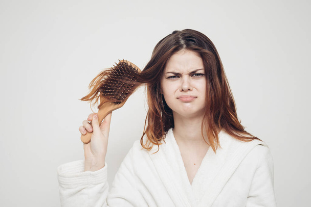 kobieta czesanie włosów łamliwe końce rozdwojone problemy zdrowotne - Zdjęcie, obraz