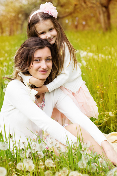 Mère et fille dans le champ avec des pissenlits
 - Photo, image