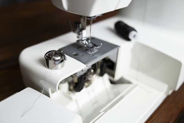 Sustitución del carrete de rosca en la máquina de coser - Foto, Imagen