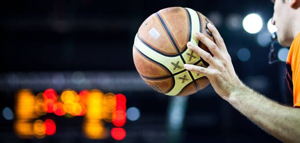 баскетболист с мячом   - Фото, изображение