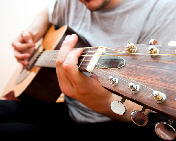 młody człowiek gra na gitarze  - Zdjęcie, obraz
