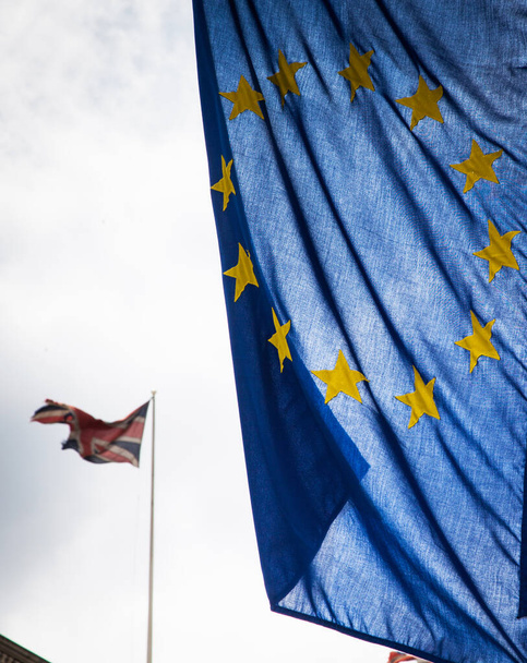 Banderas del Reino Unido y de la Unión Europea combinadas - Enfoque en la bandera jack de la unión como el Reino Unido vota por el Brexit - Foto, Imagen