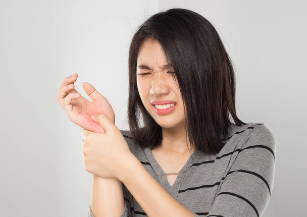 fiatal ázsiai nő úgy érzi, kéz fájdalom irodai szindróma - Fotó, kép