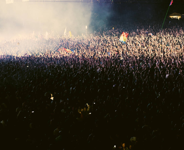 Tömeg a koncerten - éljenző tömeg fényes színes színpadi fények - Fotó, kép