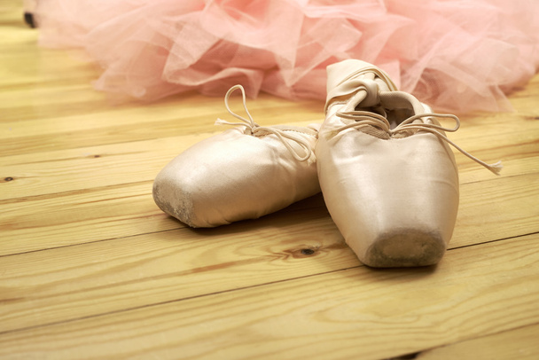 ballet paar schoenen pointes kunnen teweegbrengen op houten vloer - Foto, afbeelding