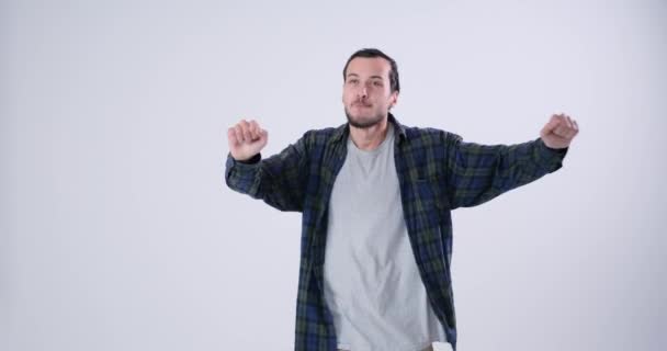 Hombre despreocupado bailando en cámara lenta - Metraje, vídeo