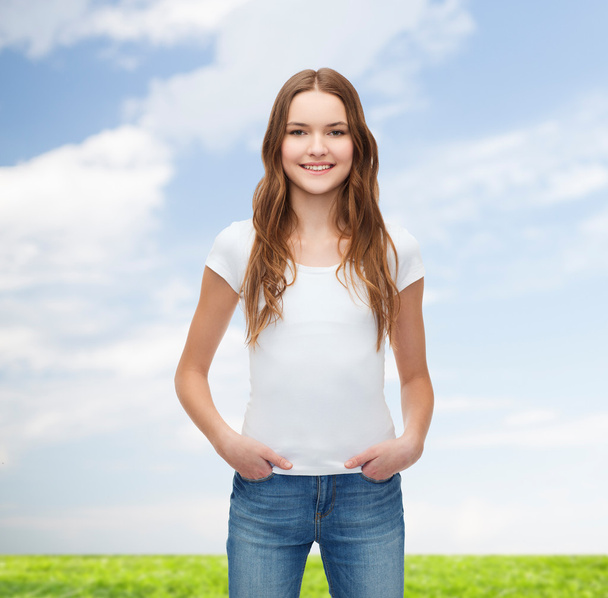 Smiling teenager in blank white t-shirt - Foto, Imagen