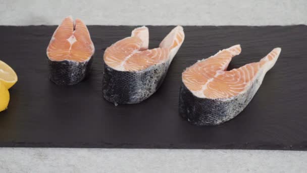 Filetes de salmón criados en granjas de cerca - Imágenes, Vídeo