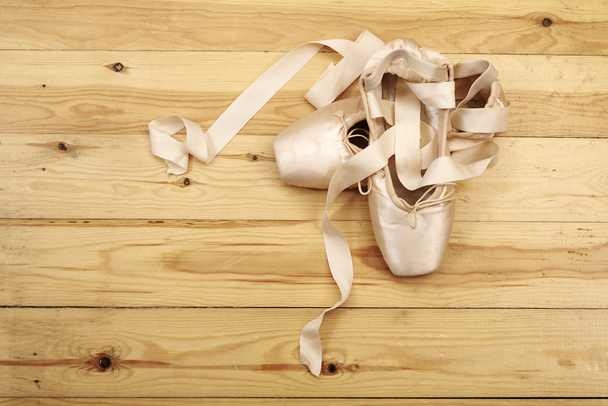 par de sapatos de balé pointes no chão de madeira
 - Foto, Imagem
