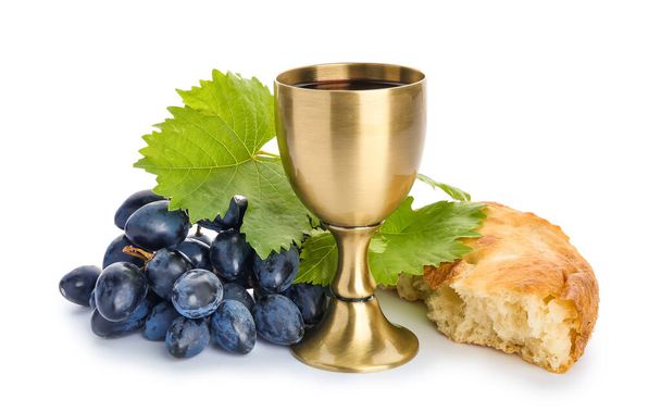 Cálice de vinho e pão sobre fundo branco - Foto, Imagem