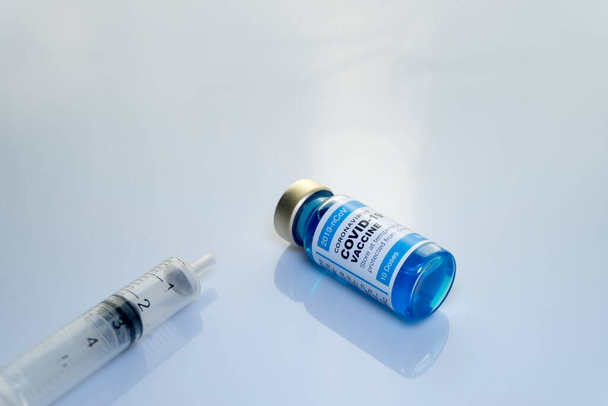 Vakcina és fecskendő injekció (új koronavírus betegség 2019, COVID-19). Orvosi fertőző fogalom. - Fotó, kép