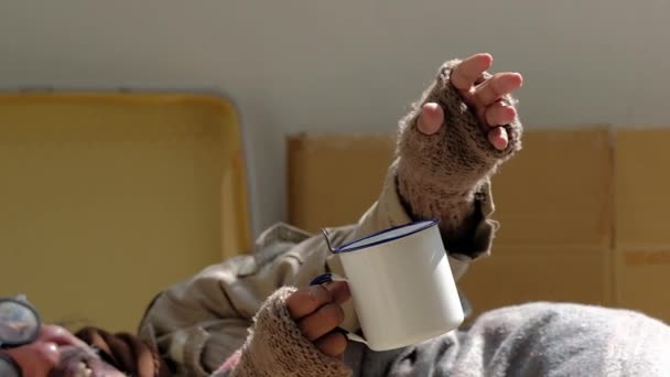 Een dakloze ontvangt zijn geld donatie van een voorbijganger met een dankbaar gebaar omdat hij werkloos en hongerig is als gevolg van de Covid 19 pandemie. Hij woont bij de stoep.. - Video