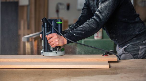 Carpintaria, marcenaria e fabricação de móveis, carpinteiro profissional de corte de madeira na oficina de carpintaria, conceito industrial - Foto, Imagem
