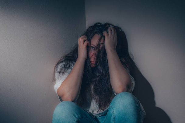 Młoda kobieta cierpiąca na ciężką depresję lub zaburzenia lękowe, stany lękowe i koncepcję cierpienia - Zdjęcie, obraz
