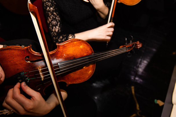 Nahaufnahme einer Geige in Händen - Foto, Bild