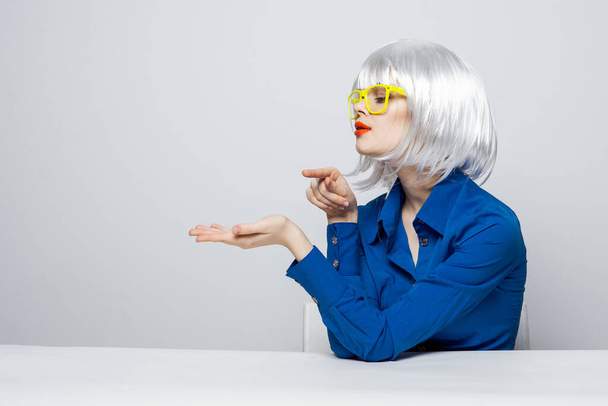 cheerful woman with red lips in a white wig gesturing with her hands yellow glasses  - Foto, imagen