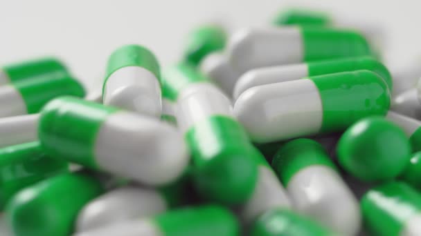 Weißgrüne Kapseln, pharmazeutische Fabrik, rotieren. Antivirale Medikamente, Virenschutz, Covid-19-Behandlung. - Filmmaterial, Video