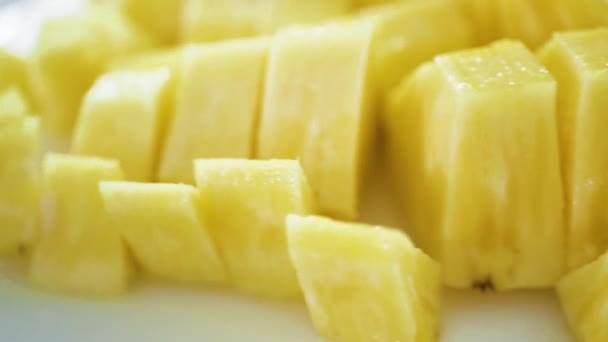 Eine Ananas putzen und in kleine Stücke schneiden. - Filmmaterial, Video